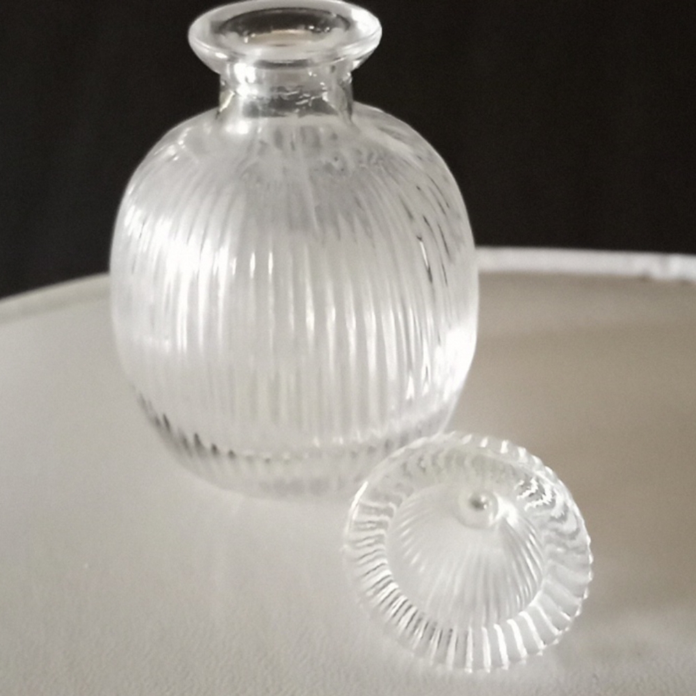 Oneida Lead Crystal Perfume Bottle 3.5 inches tall - Picture 4 of 5
